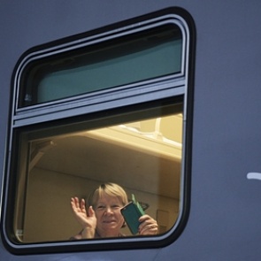 Первый пассажирский поезд проехал по Крымскому мосту