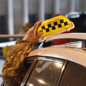 Российских чиновников решили пересадить со служебных автомобилей на такси