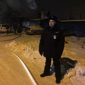 Красноярский полицейский спас босого мужчину от переохлаждения и пожара