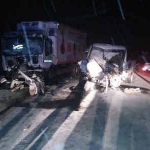 На ачинской трассе водитель погиб, столкнувшись с фурой на встречке