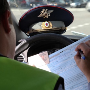 «Это 2000 вам на бензин»: на красноярской трассе водитель пытался подкупить полицейского