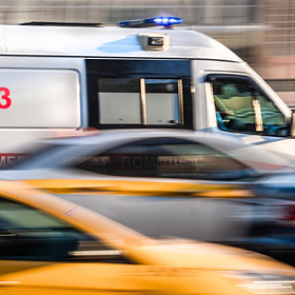 В Москве на переходе сбили женщину с двумя детьми