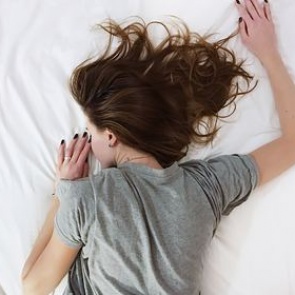 Объяснена опасность неправильного сна