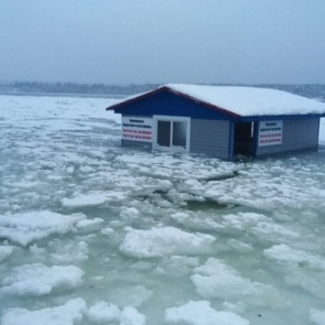 Под Лесосибирском из-за потепления из берегов выходят реки: затоплены дороги и постройки