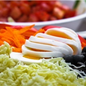 Красноярские специалисты рассказали о сроках хранения майонезных салатов и мясных блюд в кафе