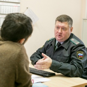 Приставы вынудили мужчину оплатить ремонт соседке, добравшись до его счета в банке