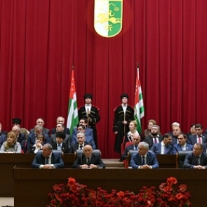 Парламент Абхазии призвал президента принять отставку