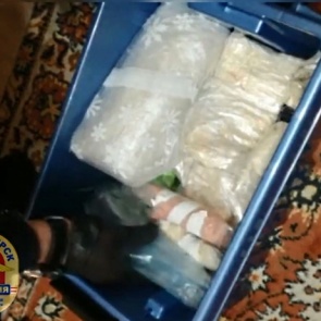 Два парня попались на фасовке синтетики в 4 кг и теперь могут пожизненно оказаться в камере