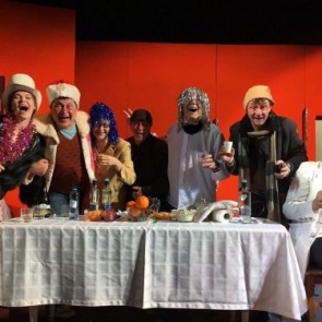 Актерский профессионализм и заряд хорошего настроения: приглашаем горожан на спектакль «Проводили-встретили… (или банкет на пятом этаже)»