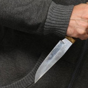 В Сосновоборске мужчина несколько раз ударил ножом случайного прохожего. Дело уже передали в суд