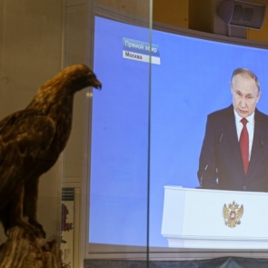 Деньги всем и последний срок президента: краткое содержание речи Путина Федеральному собранию