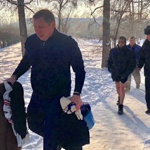 Российский мэр спас пришедшего убивать себя к мэрии мужчину