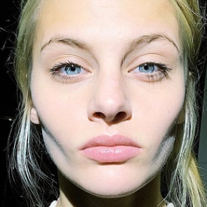 Российская модель назвала причину падения из окна