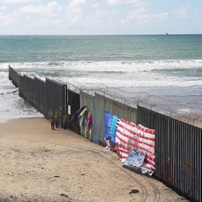 У Пентагона попросили денег для строительства стены на границе с Мексикой