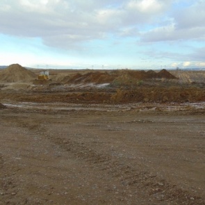 В Ермаковском районе неизвестные строители вывезли горы щебня и гравия