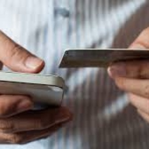 Красноярец нашел телефон 69-летнего дедушки и перевел 8 тысяч на оплату своей квартиры