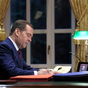 Медведев назвал причины отставки своего правительства
