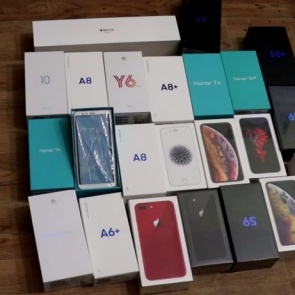 Двое подельников разобрали стену салона сотовой связи и вынесли телефонов на 2 миллиона