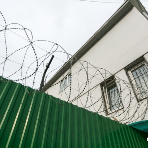 Из колонии в Богучанах сбежал заключенный, подложив в кровать муляж вместо себя