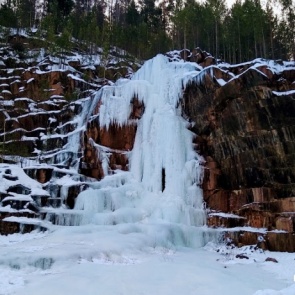На восточном входе нацпарка «Столбы» начали заливать ледяной водопад для красивых снимков