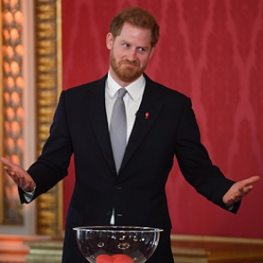 Принц Гарри покинул Великобританию после отречения от титула