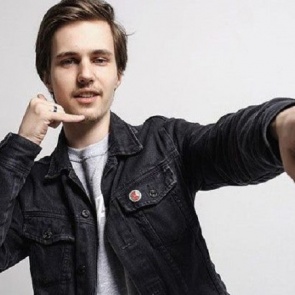 Российский комик Саша Долгополов отменил концерты в Красноярске после побега из страны