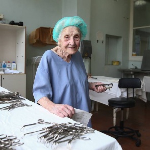 На 93-м году жизни скончалась старейший в России практикующий хирург