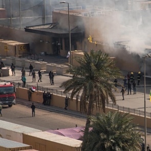 Несколько человек пострадали при обстреле посольства США в Багдаде