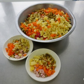 В школе на Судостроительной детей кормили испорченными овощами