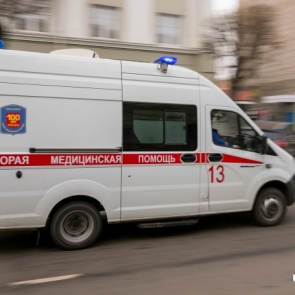 Годовалая девочка забралась на подоконник по забытому у окна стулу, выпала из окна и выжила