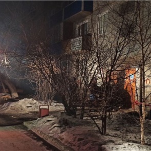 В Канске подъезд пятиэтажки наполнился дымом из-за горящего подвала. Пожарные вынесли 10 детей и спасли 30 взрослых