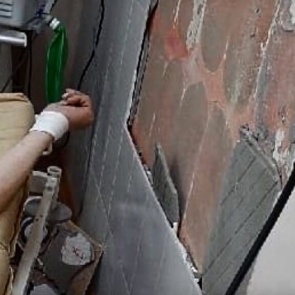 В Ачинской ЦРБ на пациента обвалилась керамическая плитка