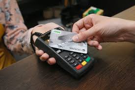 Красноярец нашел в подъезде банковскую карту соседа и совершил по ней 15 покупок: грозит до 6 лет колонии