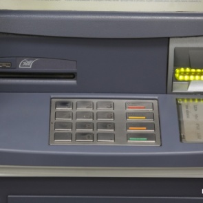 Мошенники озолотились на 2,5 миллиона, закинув на карточку через банкомат поддельные деньги