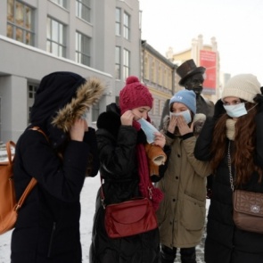 «Менять каждые три часа» и другие правила использования одноразовой медицинской маски