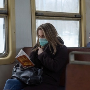 В России предложили высаживать из электричек за плохой запах и пение