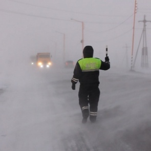 Из-за черной пурги в Норильске закрыли дорогу в аэропорт: на трассе не видно транспорта и пешеходов