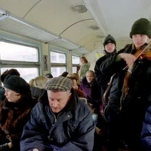 В России предложили выгонять из электричек и поездов плохо пахнущих пассажиров и музыкантов