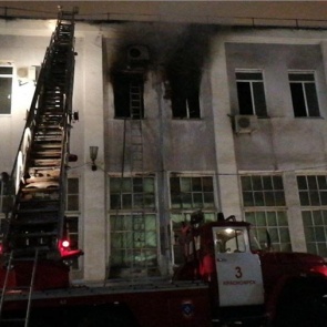 В Красноярске уже 9 часов тушат трехэтажное офисное здание