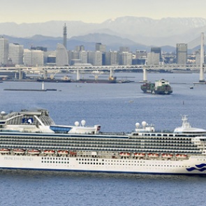 На зараженном коронавирусом лайнере оказались россияне