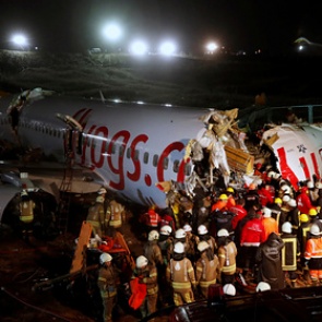 Число жертв после аварийной посадки переломившегося пополам самолета увеличилось