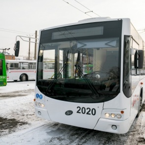 USB-зарядки, видеонаблюдение и автономный ход: чиновники показали новый троллейбус за 15 миллионов