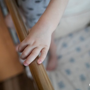 На младенца упал баллон с гелием. Девочка боролась за жизнь 5 лет, но умерла в больнице