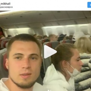 «Отношение как к свиньям»: вернувшихся в Красноярск туристов не выпускали из самолета из-за проверки на коронавирус