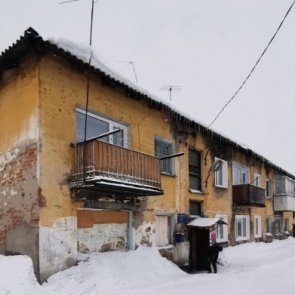Жильцов давшего трещину аварийного дома в срочном порядке эвакуировали в Красноярском крае