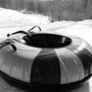 Гибель россиянки на «ватрушке» под колесами автомобиля попала на видео