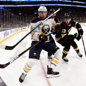 В НХЛ образовалась нехватка клюшек