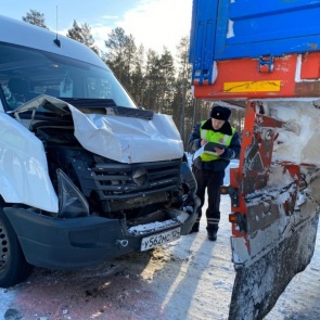 В Богучанском районе микроавтобус с юными танцорами столкнулся с грузовиком