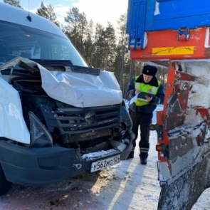 После аварии микроавтобуса и грузовика в Богучанах пострадали три ребенка. Перевозка была незаконной
