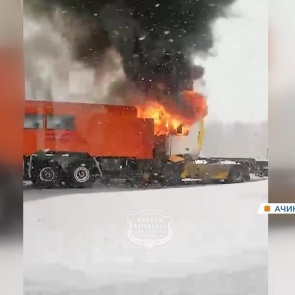 Под Ачинском столкнулись четыре грузовика. Два из них сгорели